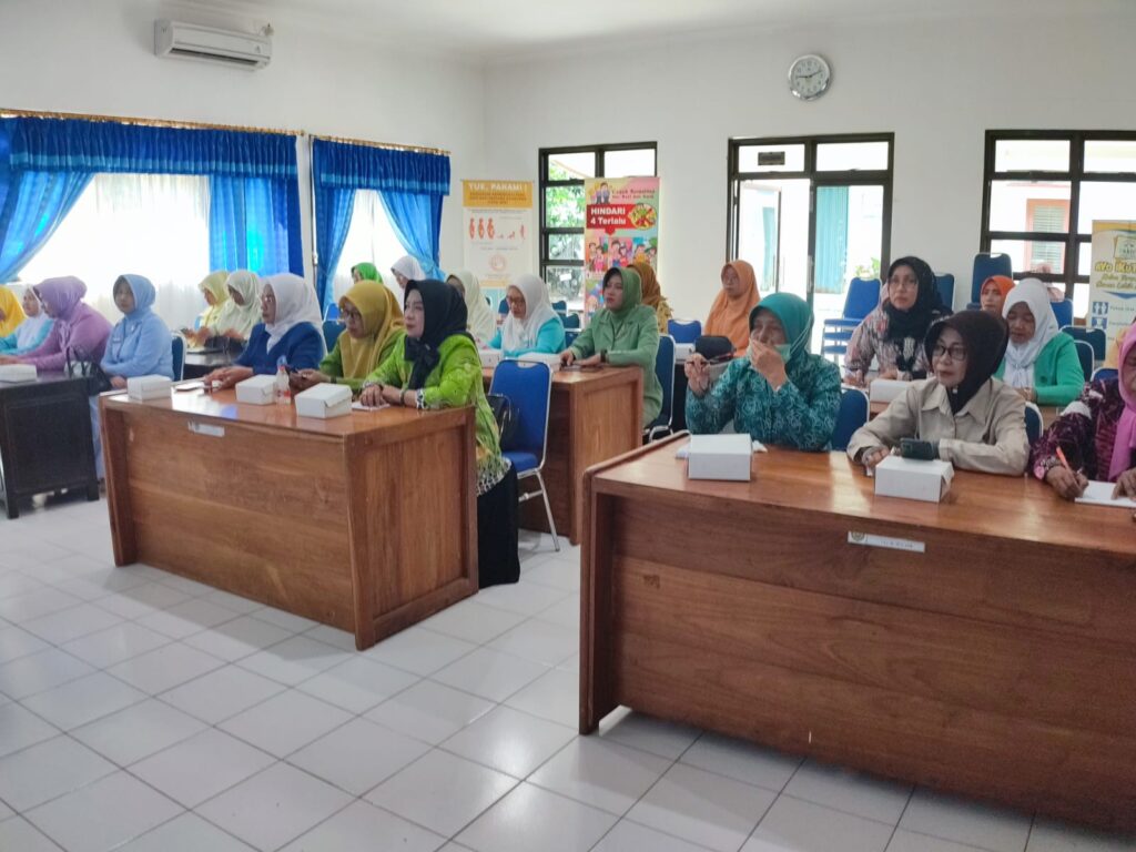 Dinas Pengendalian Penduduk Keluarga Berencana dan Pemberdayaan Perempuan Perlindungan Anak Kabupaten Pacitan hari ini menyelenggarakan Kegiatan Sosialisasi Penguatan Organisasi Perempuan dalam Rangka Pembentukan Lembaga Penyedia Layanan Pemberdayaan Perempuan (LPLPP) Tahun 2024 di Ruang Pertemuan Dinas PPKB dan PPPA Kabupaten Pacitan.

Organisasi Perempuan memiliki peran yang sangat krusial dalam Pembangunan Daerah. Mereka bertindak sebagai katalisator perubahan, memperjuangkan hak – hak perempuan dan berkontribusi secara signifikan dalam meningkatkan kualitas hidup masyarakat. Melihat dari capaian Indeks Pembangunan Gender (IPG) Kabupaten Pacitan pada Tahun 2023 terbilang Cukup Rendah yaitu 86,16 % atau urutan ke 29 dari 38 Kabupaten/Kota. Indeks Pembangunan Gender (IPG) menggambarkan kesenjangan pencapaian pembangunan manusia antara laki – laki dan perempuan. Semakin Indeks Pembangunan Gender (IPG) mendekati angka 100% maka semakin kecil kesejangan pembangunan yang terjadi antara laki – laki dan perempuan. Berangkat dari kondisi tersebut sangat berharap bahwa organisasi perempuan dapat berpartisipasi aktif dalam Pembangunan Daerah. 